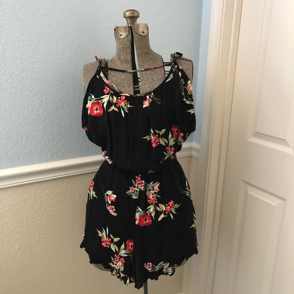 Black flowered romper - Picture 1 of 4
